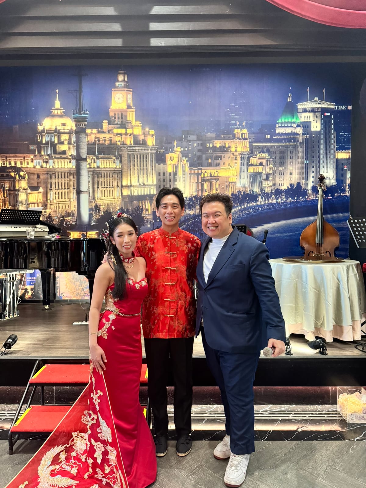 Emcee Dixon with a couple in Chinese wedding attire in Singapore